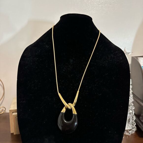 VTG 1960'S Crown Trifari Goldtone Snake Chain Necklace w/LG Black Lucite Mod Pen - Picture 1 of 5